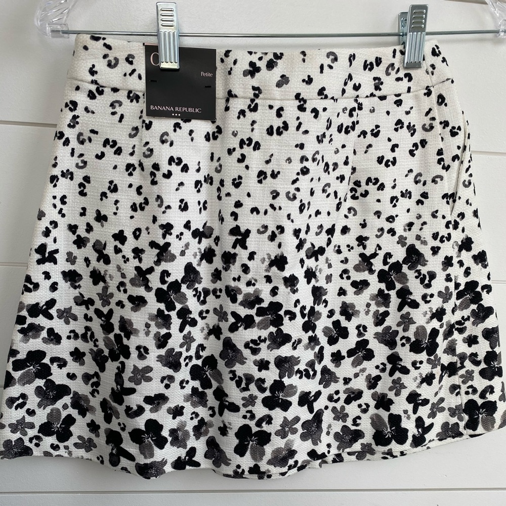 Banana Republic Black and White Pleated Skirt